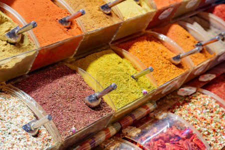 Foto de Amplia gama de especias en el Gran Bazar en Estambul, Turquía. El mercado histórico es un popular destino turístico y uno de los mercados más grandes y antiguos del mundo. - Imagen libre de derechos