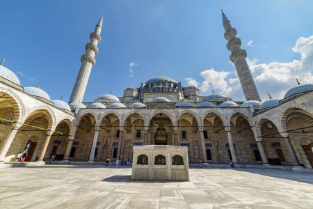Foto de Impresionante vista del patio de la Mezquita Suleymaniye en Estambul, Turquía. La mezquita imperial otomana es un destino popular entre los peregrinos y turistas del mundo. - Imagen libre de derechos