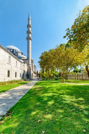 Foto de Impresionante vista de los pintorescos jardines de la Mezquita Suleymaniye en Estambul, Turquía. La mezquita imperial otomana es un destino popular entre los peregrinos y turistas del mundo. - Imagen libre de derechos