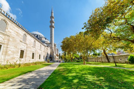 Foto de Impresionante vista de los pintorescos jardines de la Mezquita Suleymaniye en Estambul, Turquía. La mezquita imperial otomana es un destino popular entre los peregrinos y turistas del mundo. - Imagen libre de derechos