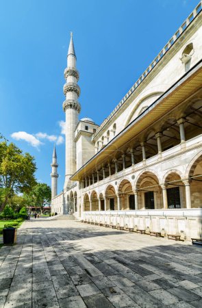 Foto de Vista lateral de la Mezquita Suleymaniye en Estambul, Turquía. La mezquita imperial otomana es un destino popular entre los peregrinos y turistas del mundo. - Imagen libre de derechos