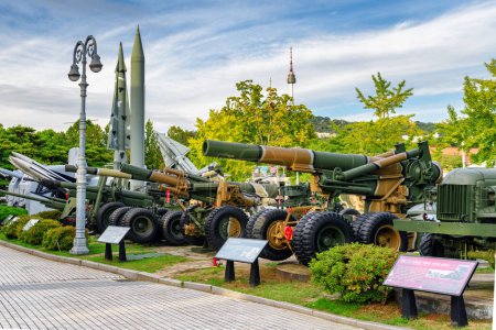 Foto de Seúl, Corea del Sur - 14 de octubre de 2017: Equipo militar en el área de exposición al aire libre del War Memorial de Corea. El museo es una atracción turística popular de Asia. - Imagen libre de derechos
