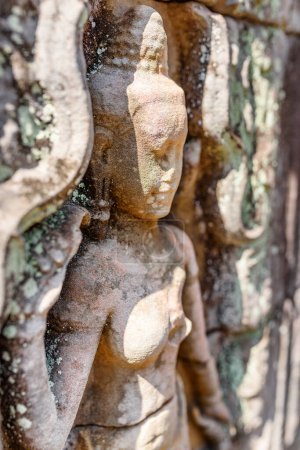 Foto de Escultura mural en el antiguo templo de Preah Khan en el increíble Angkor bajo el sol de la mañana. Siem Reap, Camboya. Enigmático Preah Khan ubicado entre la selva tropical. Angkor es una atracción turística popular. - Imagen libre de derechos