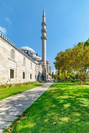 Téléchargez les photos : Vue imprenable sur les jardins pittoresques de la mosquée Suleymaniye à Istanbul, Turquie. La mosquée impériale ottomane est une destination populaire parmi les pèlerins et les touristes du monde entier. - en image libre de droit