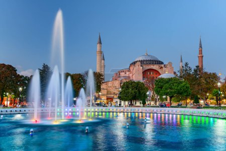 Foto de Vista nocturna de la Fuente en la Plaza Sultanahmet y la Santa Sofía en Estambul, Turquía. La Plaza Sultanahmet es una popular atracción turística de Estambul. - Imagen libre de derechos
