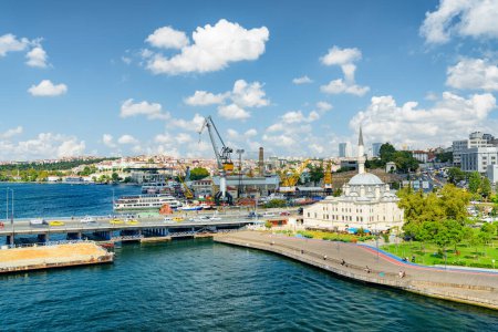 Téléchargez les photos : Vue de la mosquée Sokollu Mehmed Pacha et du pont Atatürk sur la Corne d'Or à Istanbul, Turquie. Paysage urbain incroyable. Istanbul est une destination touristique populaire du monde. - en image libre de droit