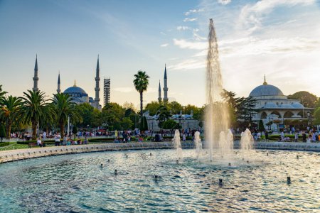 Foto de Fuente escénica cerca de la Mezquita Sultán Ahmed (la Mezquita Azul) en Estambul, Turquía. La Mezquita Azul es un destino popular entre los peregrinos y turistas de Estambul. - Imagen libre de derechos