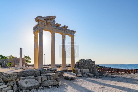 Foto de Awesome ruins of the Temple of Apollo on the Mediterranean Sea coast in Side, Turkey. The Roman temple is a popular tourist attraction in Turkey. Amazing view of columns on sunny day. - Imagen libre de derechos