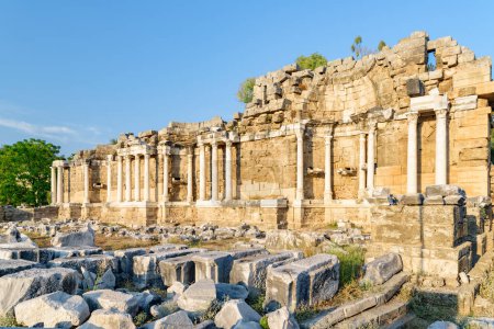Foto de Impresionante vista del Nymphaeum en Side, Turquía. Las ruinas asombrosas de la ciudad antigua son una atracción turística popular del mundo. - Imagen libre de derechos