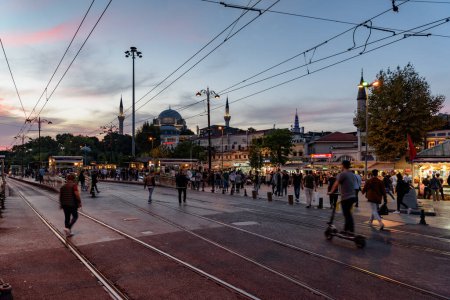 Foto de Estambul, Turquía - 15 de septiembre de 2021: Vista al atardecer del tranvía en la zona de Beyazit Square del distrito de Fatih. El tranvía de Estambul es un moderno sistema de tranvía en el lado europeo de la ciudad. - Imagen libre de derechos