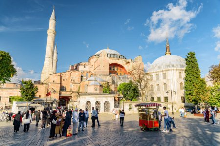 Foto de Estambul, Turquía - 14 de septiembre de 2021: Vista de la Santa Sofía en Estambul, Turquía. Vendedor ambulante vende simits en la plaza Ayasofya (Ayasofya Meydani). - Imagen libre de derechos