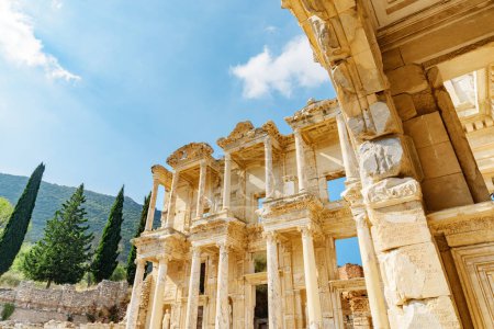 Foto de Awesome view the Library of Celsus in Ephesus (Efes). Ruins of the ancient Greek city in Selcuk, Izmir Province, Turkey. Ephesus is a popular tourist attraction in Turkey. - Imagen libre de derechos