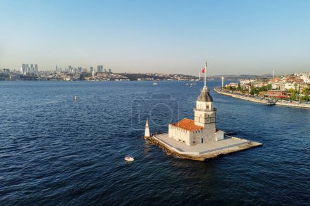 Foto de Vista aérea de la Torre de la Doncella (Torre de Leandro) y el Bósforo en Estambul, Turquía. Estambul es un destino turístico popular en el mundo. - Imagen libre de derechos