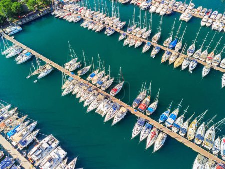Foto de Vista aérea de filas de yates en Fethiye Marina, Turquía. Drone volando sobre el puerto deportivo. Fethiye es un destino turístico popular en la Riviera Turca. - Imagen libre de derechos
