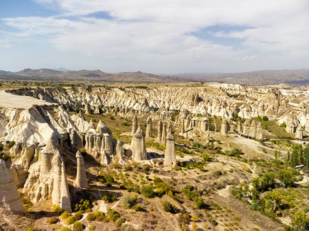 Foto de Impresionante vista aérea del Valle del Amor en el Parque Nacional Histórico Goreme en Capadocia, Turquía. Fabuloso paisaje de formaciones rocosas llamado las Chimeneas de hadas. - Imagen libre de derechos