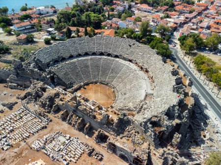 Foto de Vista aérea del antiguo teatro en Side, Turquía. Side es un destino turístico popular en Turquía. - Imagen libre de derechos
