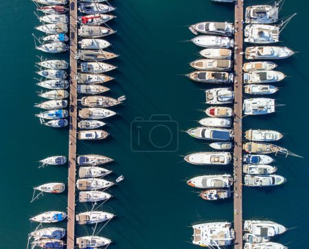 Téléchargez les photos : Vue aérienne de rangées de yachts à Fethiye Marina, Turquie. Drone survolant la marina. Fethiye est une destination touristique populaire sur la Riviera turque. - en image libre de droit
