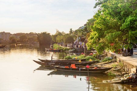 Toller Blick auf traditionelle Holzboote auf dem Thu Bon Fluss bei Sonnenuntergang. Hoi An Antike Stadt (Hoian), Vietnam. Hoi An ist ein beliebtes Touristenziel in Asien.