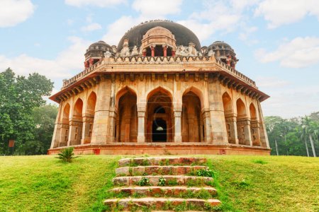 Vue imprenable sur la tombe de Muhammad Shah au Lodi Gardens à Delhi, en Inde. Les jardins sont une attraction touristique populaire de l'Asie du Sud.