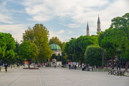 Foto de Vista panorámica de la Plaza Sultanahmet en Estambul, Turquía. El antiguo hipódromo de Constantinopla es una atracción turística popular en Turquía. La fuente alemana es visible en el fondo. - Imagen libre de derechos
