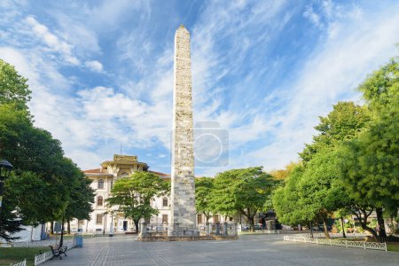 Foto de Impresionante vista del Obelisco Amurallado (Obelisco de Constantino) en la Plaza Sultanahmet de Estambul, Turquía. La Universidad de Mármara es visible en el fondo. El monumento romano es una atracción turística popular. - Imagen libre de derechos