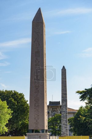 Foto de Impresionante vista del Obelisco de Teodosio y el Obelisco Amurallado (Obelisco de Constantino) en la Plaza Sultanahmet de Estambul, Turquía. La plaza es una atracción turística popular en Turquía. - Imagen libre de derechos
