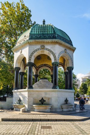 Foto de Impresionante vista de la Fuente Alemana en la Plaza Sultanahmet de Estambul, Turquía. La fuente de ablución es una atracción turística popular en Turquía. - Imagen libre de derechos
