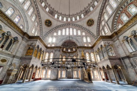 Foto de Estambul, Turquía - 15 de septiembre de 2021: Interior de la sala de oración en la Mezquita Nuruosmaniye, Estambul, Turquía. - Imagen libre de derechos
