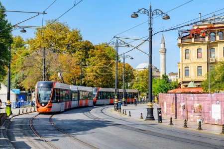 Foto de Estambul, Turquía - 15 de septiembre de 2021: Un tranvía de piso bajo está pasando por el Área Histórica de Sultanahmet del Distrito de Fatih. El tranvía de Estambul es un moderno sistema de tranvía en el lado europeo de la ciudad. - Imagen libre de derechos