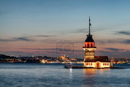 Sonnenuntergang Blick auf den Mädchenturm (Leander-Turm) und den Bosporus in Istanbul, Türkei. Istanbul ist ein beliebtes Touristenziel weltweit.