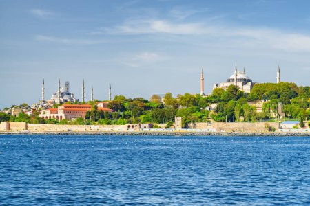 Foto de Vista panorámica de la Mezquita del Sultán Ahmed (la Mezquita Azul) y la Santa Sofía desde el Bósforo en Estambul, Turquía. Impresionante horizonte de Estambul. La ciudad es un destino turístico popular del mundo. - Imagen libre de derechos
