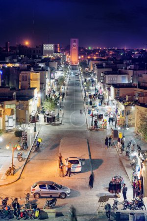Téléchargez les photos : Yazd, Iran - 27 octobre 2018 : Vue aérienne de la rue Masjed Jame dans la ville historique de Yazd. La ville antique est une destination touristique populaire du Moyen-Orient. - en image libre de droit