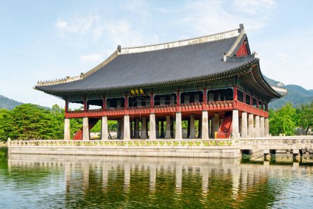 Pavillon Gyeonghoeru au palais Gyeongbokgung à Séoul, Corée du Sud. Panneau "Royal Banquet Hall" sur la construction de l'architecture traditionnelle coréenne. Le pavillon reflété dans l'eau du lac artificiel.