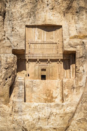 Ehrfürchtig großes Grab der achämenidischen Könige, das in beträchtlicher Höhe über dem Boden aus einer Felswand gehauen wurde. Antike Nekropole Naqsh-e Rustam im Iran.