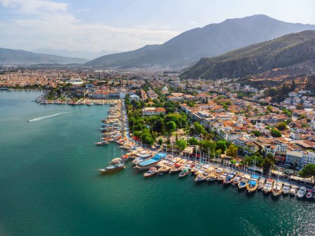 Téléchargez les photos : Vue aérienne du littoral de Fethiye en Turquie. Fethiye est une destination touristique populaire sur la Riviera turque. - en image libre de droit