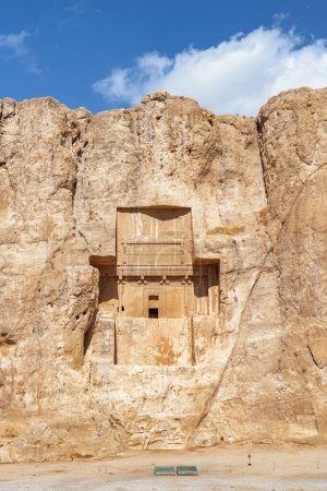 Increíble tumba grande perteneciente a reyes aqueménidas tallada en la cara de roca a una altura considerable sobre el suelo. Antigua necrópolis Naqsh-e Rustam en Irán.