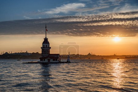 Sonnenuntergang Blick auf den Mädchenturm (Leander-Turm) und den Bosporus in Istanbul, Türkei. Istanbul ist ein beliebtes Touristenziel weltweit.