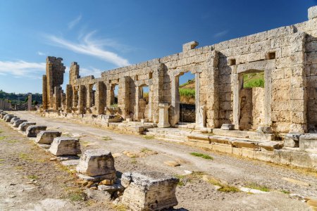 Ruinas escénicas del Palacio de Cayo Julio Cornuto en Perge (Perga) en la provincia de Antalya, Turquía. Impresionante vista de la antigua ciudad griega. Perge es un destino turístico popular en Turquía.
