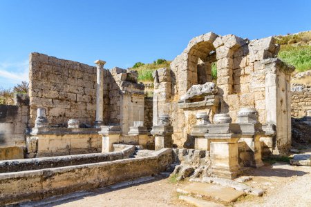 Ruinas escénicas del nymphaeum (nymphaion) en Perge (Perga) en la provincia de Antalya, Turquía. Impresionante vista de la antigua ciudad griega. Perge es un destino turístico popular en Turquía.