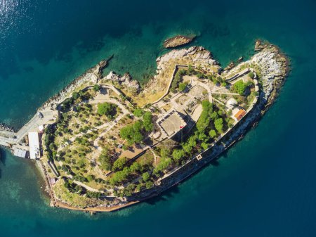Vue aérienne de l'île de Guvercinada (île Pigeon) avec château pittoresque à Kusadasi, Turquie. La grande ville de villégiature est une destination touristique populaire en Turquie.