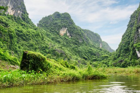 Toller Blick auf natürliche Karsttürme und den Ngo Dong Fluss am Tam Coc Teil, Provinz Ninh Binh, Vietnam. Fabelhafte Landschaft. Der Tam Coc ist eine beliebte Touristenattraktion in Asien.