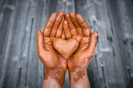 Corazón hecho de alfareros de arcilla en manos de un maestro alfarero. Concepto de amor