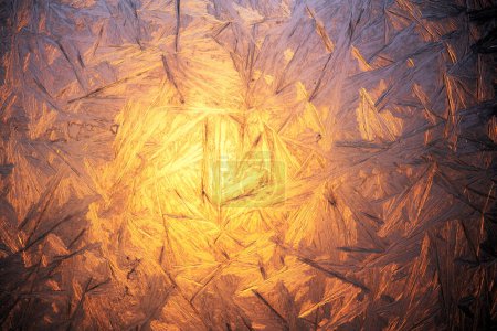 Téléchargez les photos : Fond de Noël avec motif congelé sur verre de fenêtre. Lumière du lever du soleil rayonnant à travers la fenêtre glacée. Texture réelle du gel des neiges hivernal - en image libre de droit