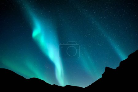 Aurora borealis. aurores boréales dans les montagnes hivernales. Ciel avec lumières polaires et étoiles