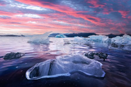 Téléchargez les photos : Icebergs in Jokulsarlon glaciial lagoon. Parc national de Vatnajokull, sud-est de l'Islande, Europe. Photographie de paysage - en image libre de droit