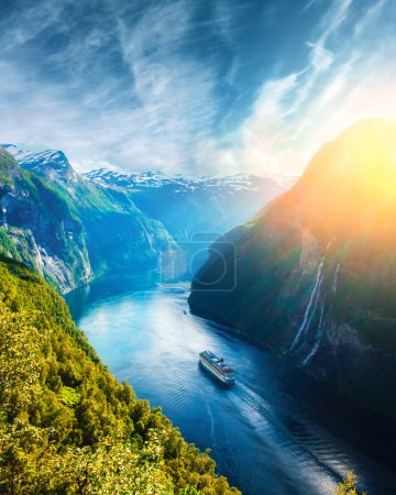 Téléchargez les photos : Vue imprenable sur le fjord Sunnylvsfjorden et les célèbres chutes d'eau Seven Sisters, près du village de Geiranger, dans l'ouest de la Norvège
. - en image libre de droit