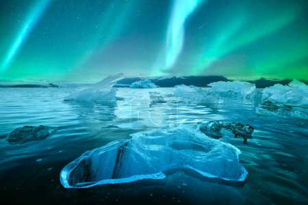 Aurora borealis northen Licht und Eisberge in Jokulsarlon Gletscherlagune. Vatnajokull Nationalpark, Südosten Islands, Europa. Landschaftsfotografie