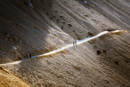 Téléchargez les photos : Touristes sur le sentier des Trois Pics de Lavaredo à l'automne. Parc national Tre Cime di Lavaredo, Dolomite Alpes, Trentin-Haut-Adige région, Sudtirol, Dolomites, Italie - en image libre de droit