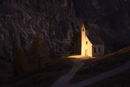 Téléchargez les photos : Incredible view on small iIlluminated chapel - Kapelle Ciapela on Gardena Pass, Italian Dolomites mountains. Dolomite Alps, Italy. Landscape photography - en image libre de droit