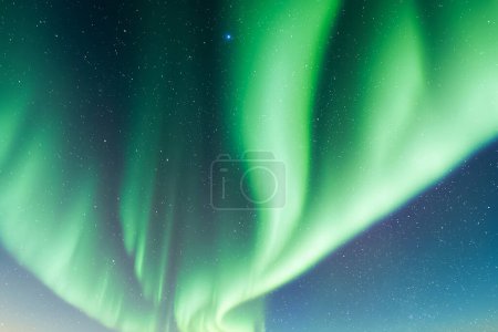 Foto de Aurora boreal Luces boreales en el cielo nocturno de invierno. Cielo con luces polares verdes y estrellas. Paisaje fotografía - Imagen libre de derechos